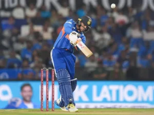 अभिषेक शर्मा ने न्यूजीलैंड के खिलाफ 35 गेंदों में 84 रनों की पारी के दौरान छक्का लगाया