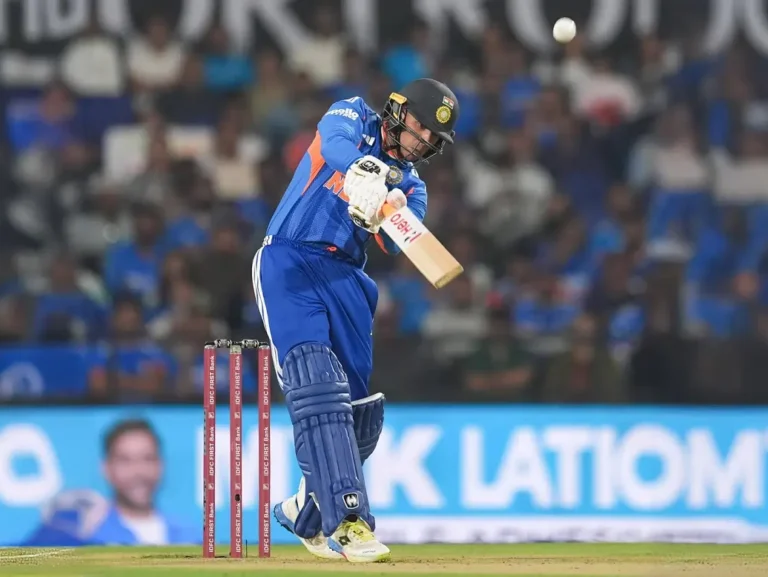 अभिषेक शर्मा ने न्यूजीलैंड के खिलाफ 35 गेंदों में 84 रनों की पारी के दौरान छक्का लगाया